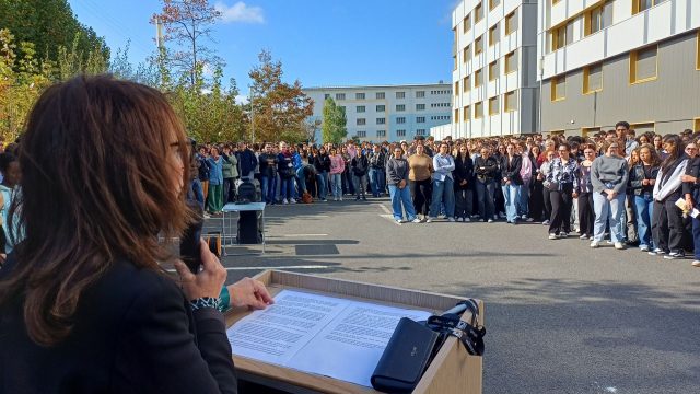 Hommage rendu aux enseignants Samuel Paty, Dominique Bernard, Agnès Lasalle et l'assistante d'éducation Mélanie Grapinet Hommage rendu aux enseignants Samuel Paty, Dominique Bernard, Agnès Lasalle et l'assistante d'éducation Mélanie Grapinet