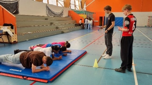 Nos élèves de la 1ère EPPCS8 mesurent la condition physique des 6èmes du collège Anna Marly 