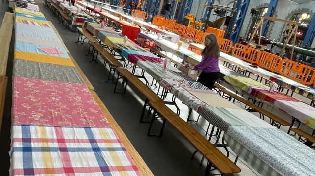 La nappe géante terminée grâce aux élèves des Métiers de la mode !