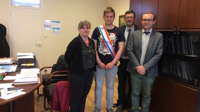 Dans le cadre du cours d'enseignement moral et civique et le cours d'aide personnalisée,  le président honorifique des 1ere ES a été élu !