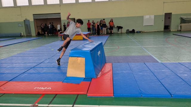 Les options EPS de 1ère et terminale du lycée Jules Lesven encadrent une journée UNSS parkour gym