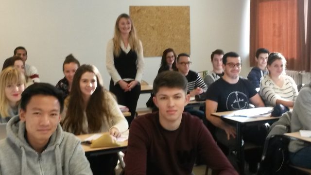 Les étudiants de DCG ont assisté à la présentation en anglais de l’entreprise SEIMI par une des salariés de cette entreprise.