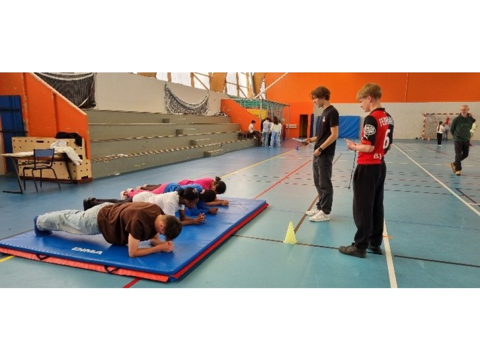 Nos élèves de la 1ère EPPCS8 mesurent la condition physique des 6èmes du collège Anna Marly 