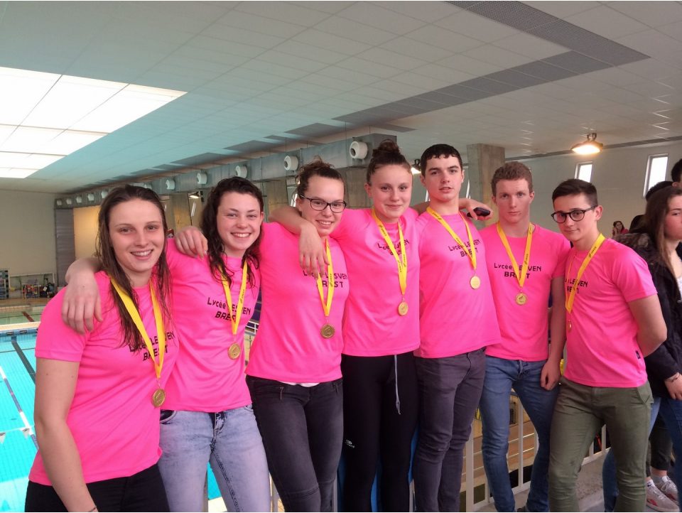 L'Equipe LESVEN est championne d'Académie en natation par équipe !