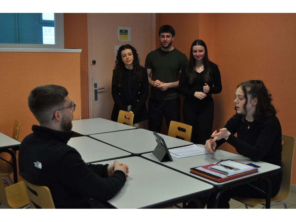 Nos étudiants de deuxième année de BTS CI à l'œuvre pendant le cours de "business communication" 