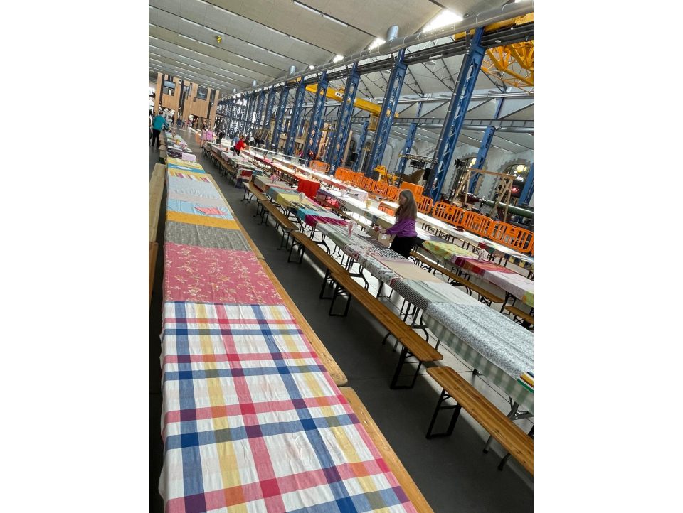 La nappe géante terminée grâce aux élèves des Métiers de la mode !