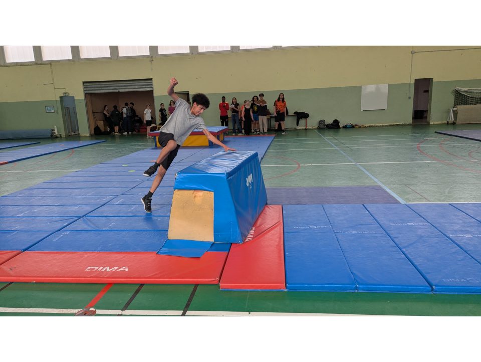 Les options EPS de 1ère et terminale du lycée Jules Lesven encadrent une journée UNSS parkour gym