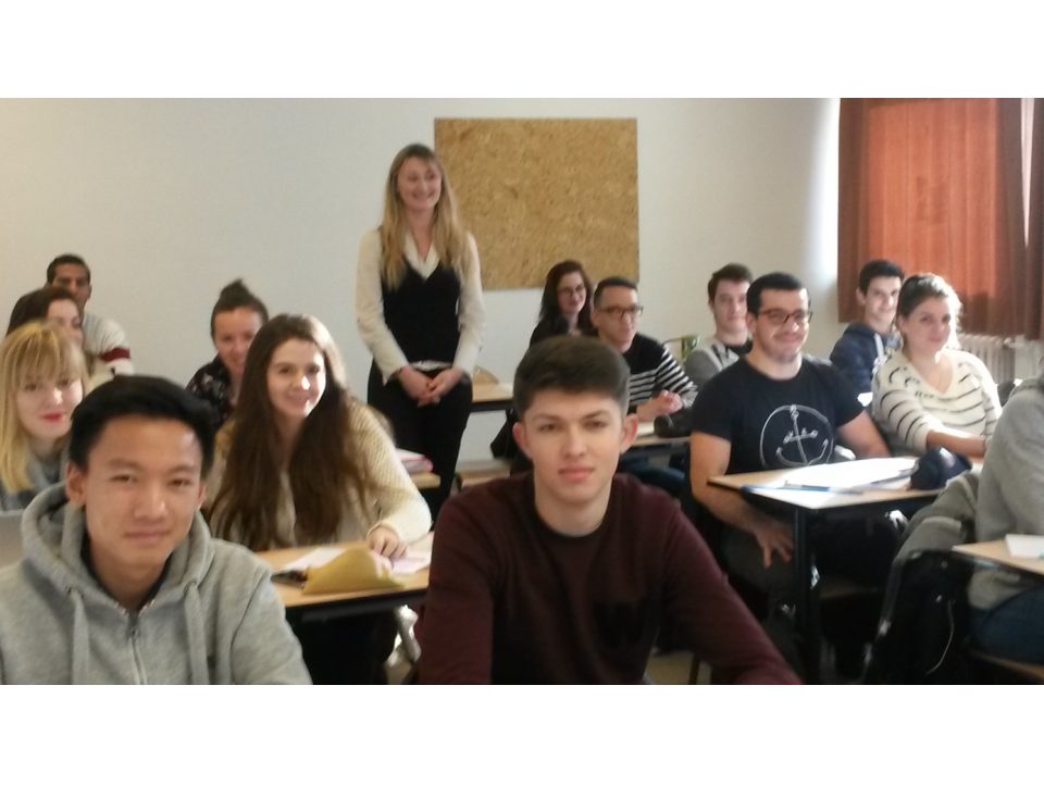 Les étudiants de DCG ont assisté à la présentation en anglais de l’entreprise SEIMI par une des salariés de cette entreprise.