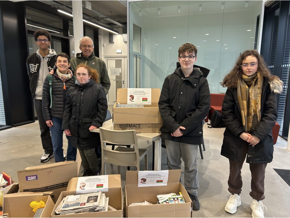 Collecte de livres solidaire : une belle initiative des élèves de Terminale Employé(e) Polyvalent(e) de Commerce
